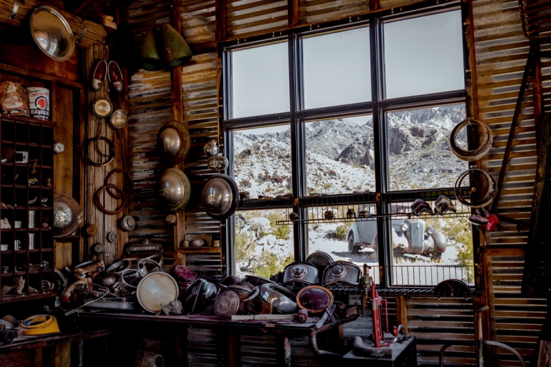 cordonnerie-LA CADIERE D AZUR-min_shop_window_part_junk_abandoned-138873